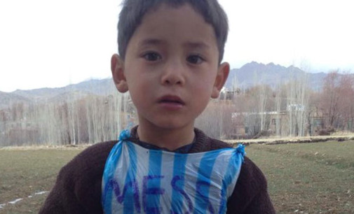Афганский мальчик Муртаза Ахмади получил футболку от Месси