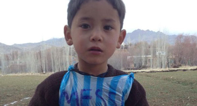 Афганский мальчик Муртаза Ахмади получил футболку от Месси