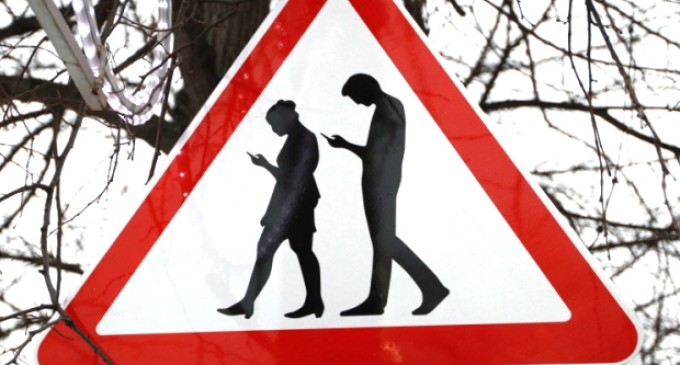 Знак «Осторожно: зомби!» появился на дорожках в Сокольниках