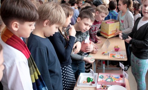 Школьники продали свои игрушки, чтобы помочь больному мальчику