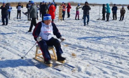 73-летний житель Якутии приобщает людей с инвалидностью к лыжному спорту
