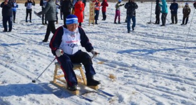 73-летний житель Якутии приобщает людей с инвалидностью к лыжному спорту