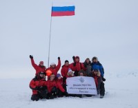 Молодежная экспедиция «На лыжах – к Северному полюсу!» подняла флаг России в центре земли