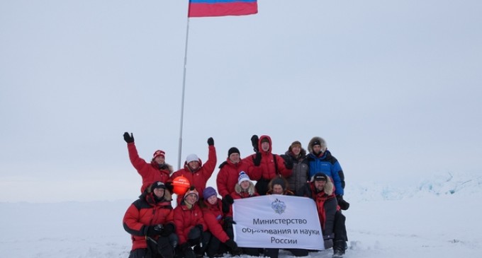 Молодежная экспедиция «На лыжах – к Северному полюсу!» подняла флаг России в центре земли