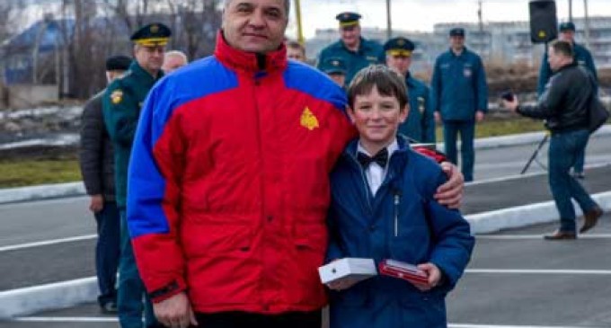В Новокузнецке вручили награды горноспасателям, пожарным и юному герою