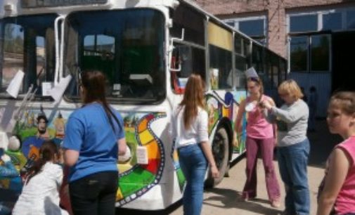 Нарисовали Карлсона и богатырей: дети украсили своими рисунками троллейбус Екатеринбурга