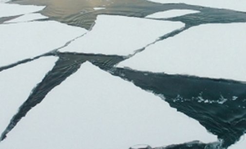 В Красноярском крае спасли подростка, проплывшего на льдине по реке 20 км
