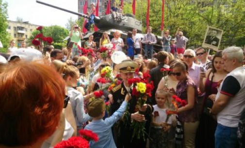 Калининградцы пришли поздравить ветерана, который не смог прийти на парад