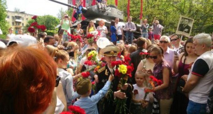 Калининградцы пришли поздравить ветерана, который не смог прийти на парад