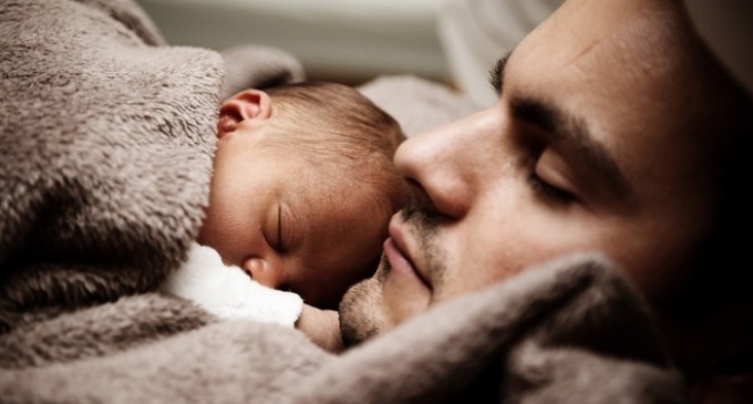 В Чехии хотят ввести оплачиваемый отпуск для новоиспечённых отцов