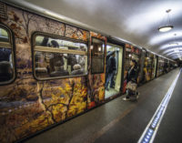 В столичной подземке запустили поезд «Акварель» с экспозицией «Мастера Строгановской школы»