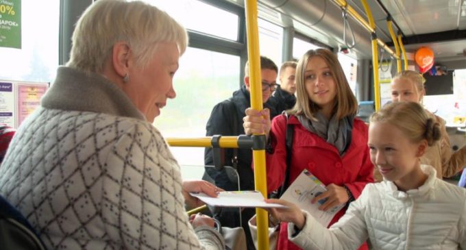Дети прочитают свои любимые стихотворения пассажирам автобусов