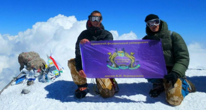 Студенты Таврической академии КФУ установили флаг на вершине Эльбруса