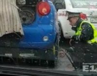 Инспектор ГИБДД под дождём поменял колесо девушке-водителю