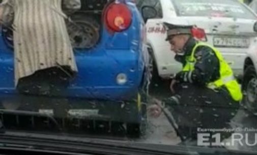 Инспектор ГИБДД под дождём поменял колесо девушке-водителю
