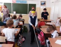 Школьники Владивостока учатся читать по Брайлю