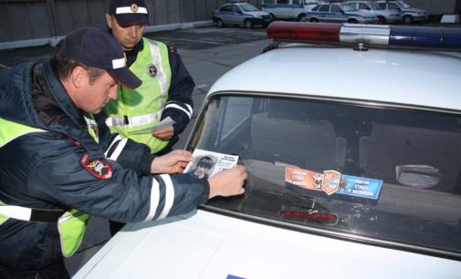 Наклейки «Работайте, братья» появились на полицейских машинах Новосибирска