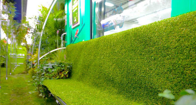 Зеленые растения украсили поезд метро в китайском городе Ханчжоу
