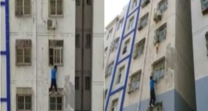 Бесстрашный мужчина спас повисшего на третьем этаже ребенка