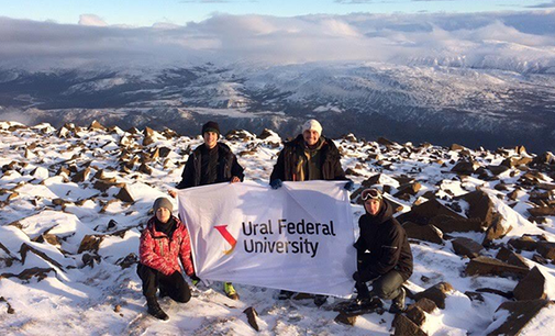 Студенты забрались на 900-метровую высоту, чтобы обустроить метеостанцию для туристов