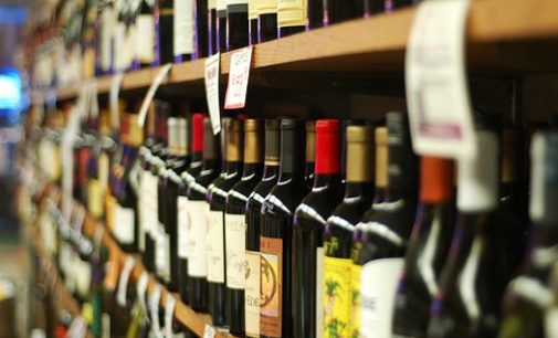 Подростков могут привлечь к административной ответственности за покупку алкоголя