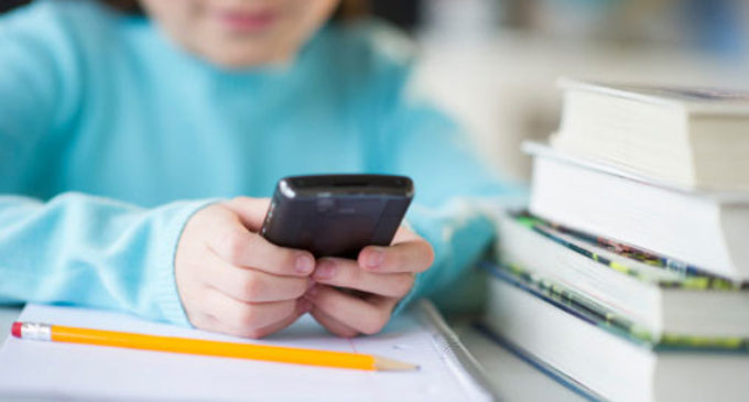 Столичные школьники могут остаться без смартфонов