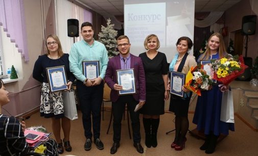 Молодых учителей Владивостока поощрили премиями