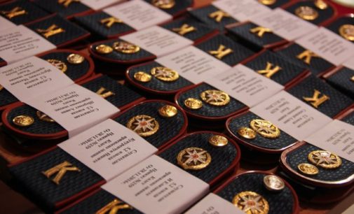 Пятиклашек хабаровской школы МЧС впервые посвятили в кадеты на балу