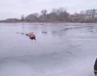Неравнодушные соседи спасли из ледяной воды мать и сына
