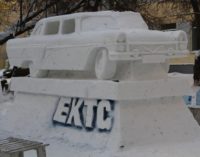 В Екатеринбурге студенты слепили из снега легендарную «Чайку» и паровоз с машинистом