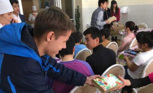 Ташкентский школьник устроил праздник для больных детей