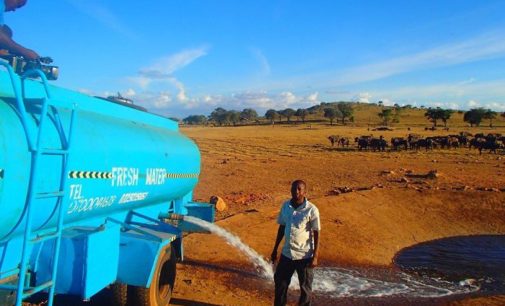 Мужчина ежедневно привозит питьевую воду для диких животных