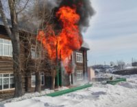 Более 200 человек были эвакуированы из горящей школы в Красноярском крае