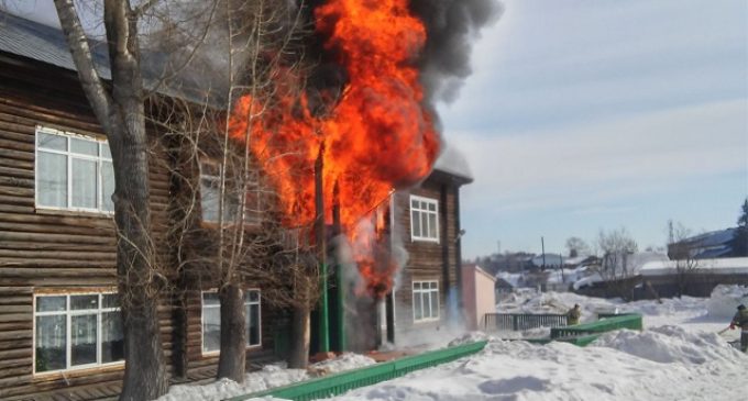 Более 200 человек были эвакуированы из горящей школы в Красноярском крае