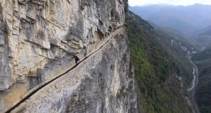 Китаец вырыл канал на склоне горы