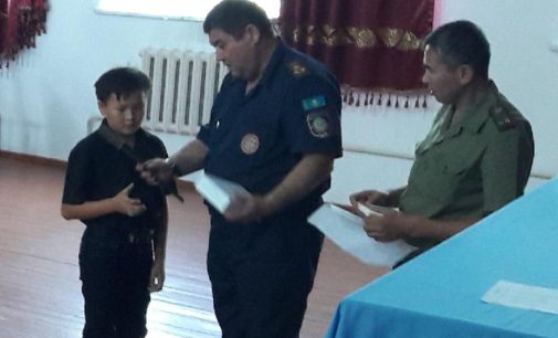 Школьника в Южном Казахстане наградили за спасение тонувшего малыша