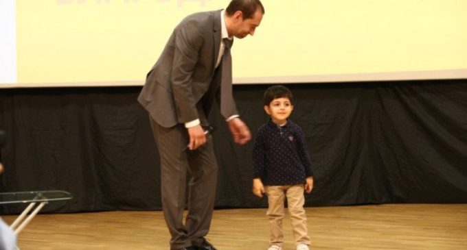 В Ереване ребенок поблагодарил Хабенского за спасение своей жизни