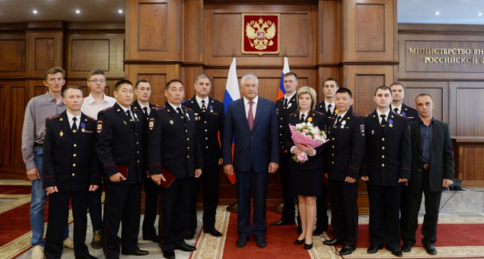 Глава МВД России вручил награды 11 сотрудникам за мужество при спасении людей