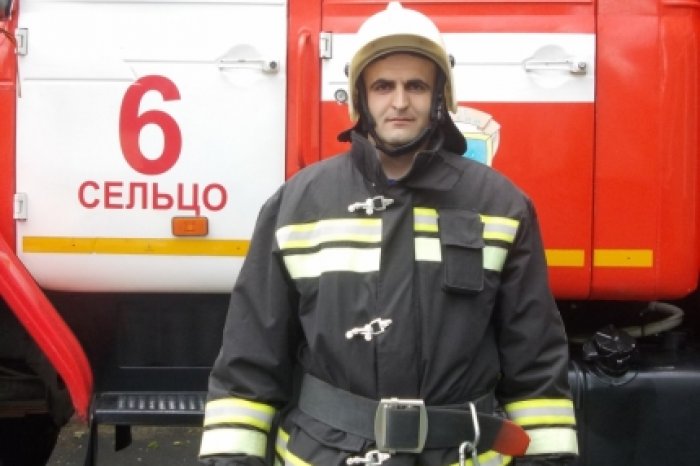Брянского пожарного наградят за спасение шестерых человек из огня