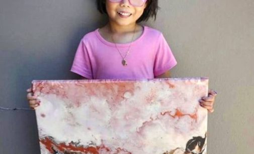 В Сиднее 5-летняя художница рисует «космические» картины и жертвует заработанные деньги детям