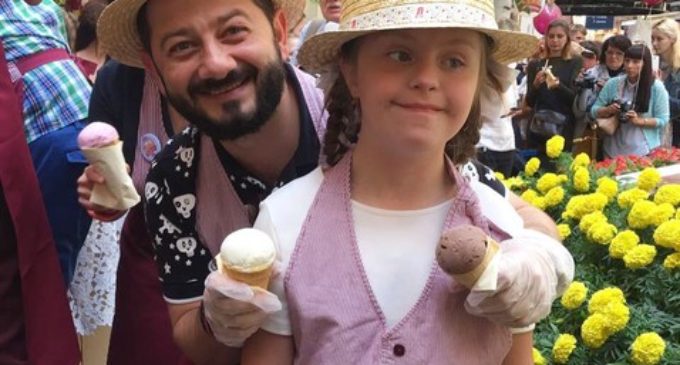 Веселые мороженщики: знаменитости встали за прилавки ГУМа, чтобы помочь детям