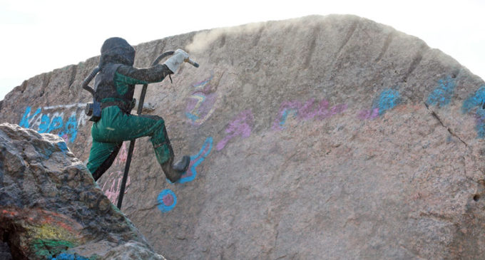 Осколок «Гром-камня» очистили от граффити