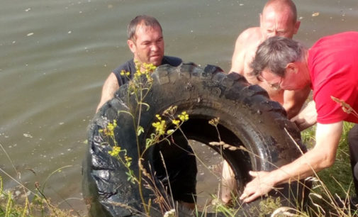 Активисты и жители удмуртского села очистили берега прудов от мусора