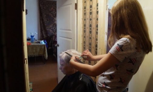 В Перми трудные подростки бесплатно стригут инвалидов на дому