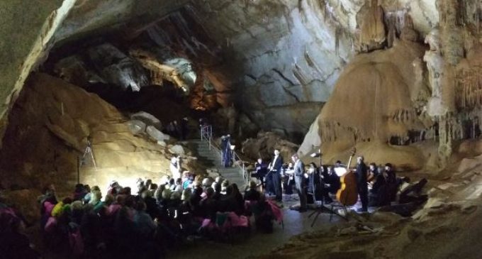 Сезон классической музыки в Мраморной пещере завершился исполнением «В пещере горного короля»