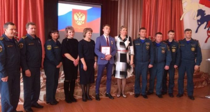 Тулунский школьник Радион Терехов получил медаль «За спасение погибающих на водах»