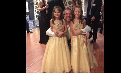 Донор костного мозга встретился с девочками-близнецами, которых он спас
