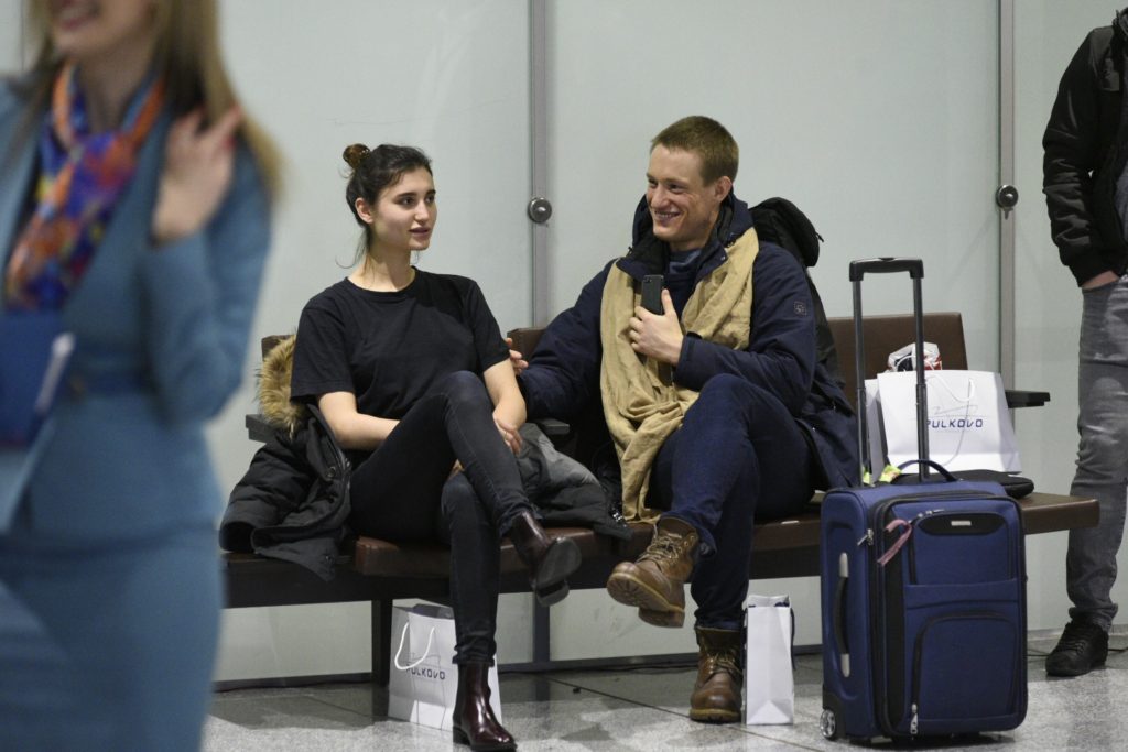 Анна Туникова с другом за несколько минут до объявления ее 16-млн пассажиром Пулково