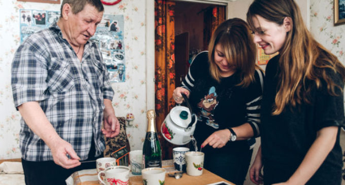Россияне сделали подарок амурскому пенсионеру, создающему новогодние открытки на льду