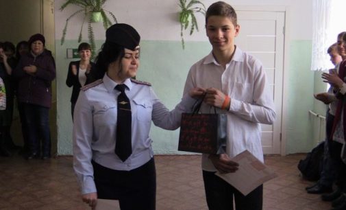 Во Владивостоке транспортные полицейские наградили подростка за спасение человека